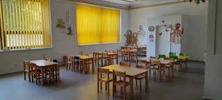 Fotka jídelny kde si děti z detské skupiny obědvají