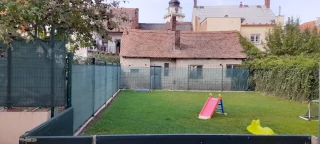 Fotka z zahrady kde si hrají deti z detské skupiny